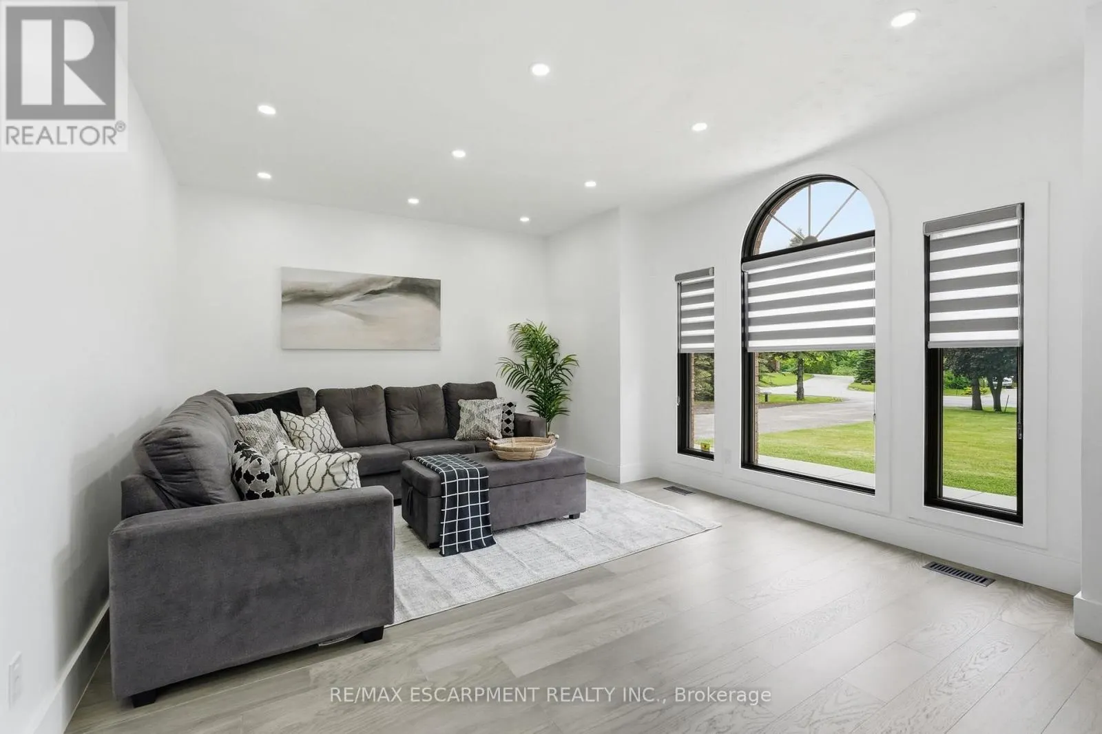 2 CURRIE DRIVE