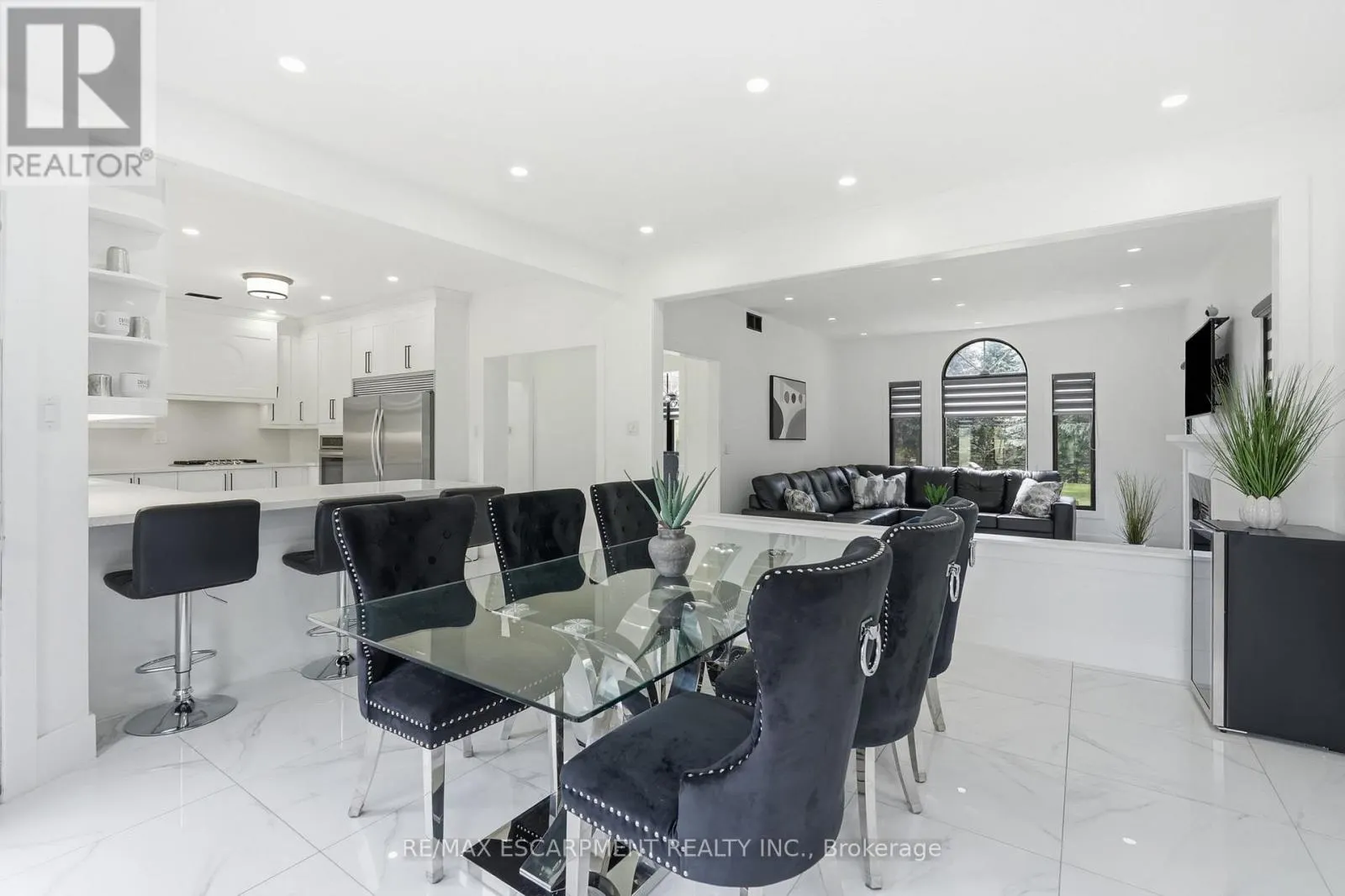 2 CURRIE DRIVE