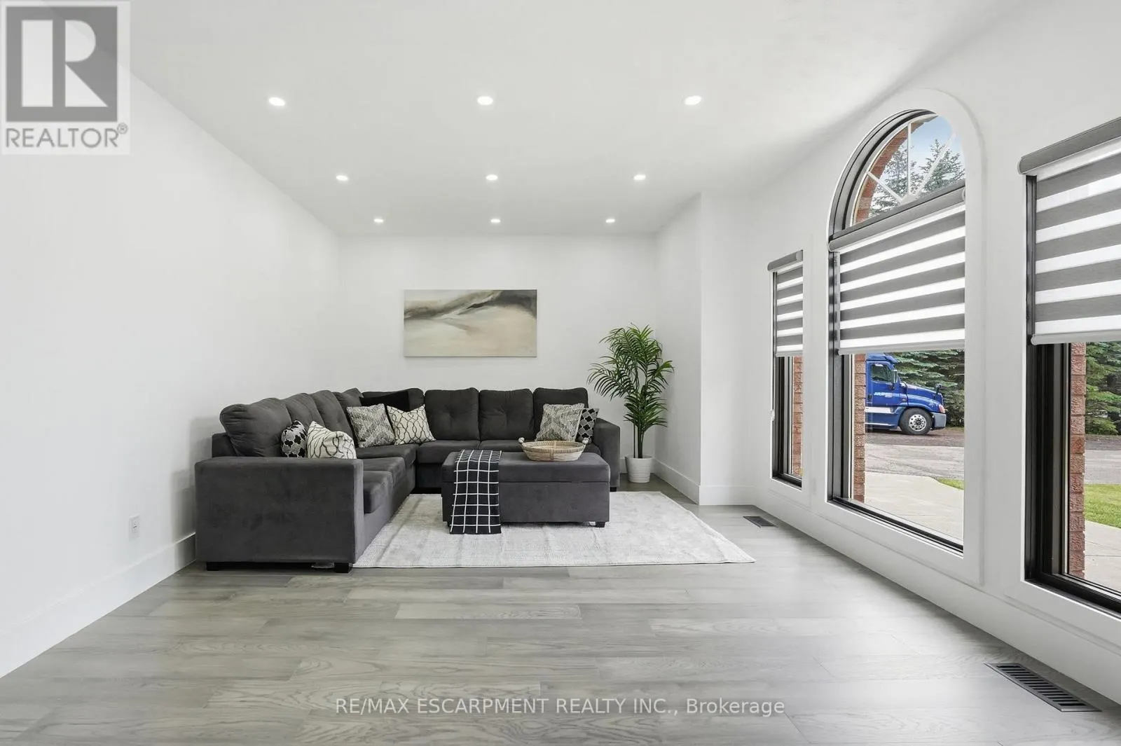 2 CURRIE DRIVE