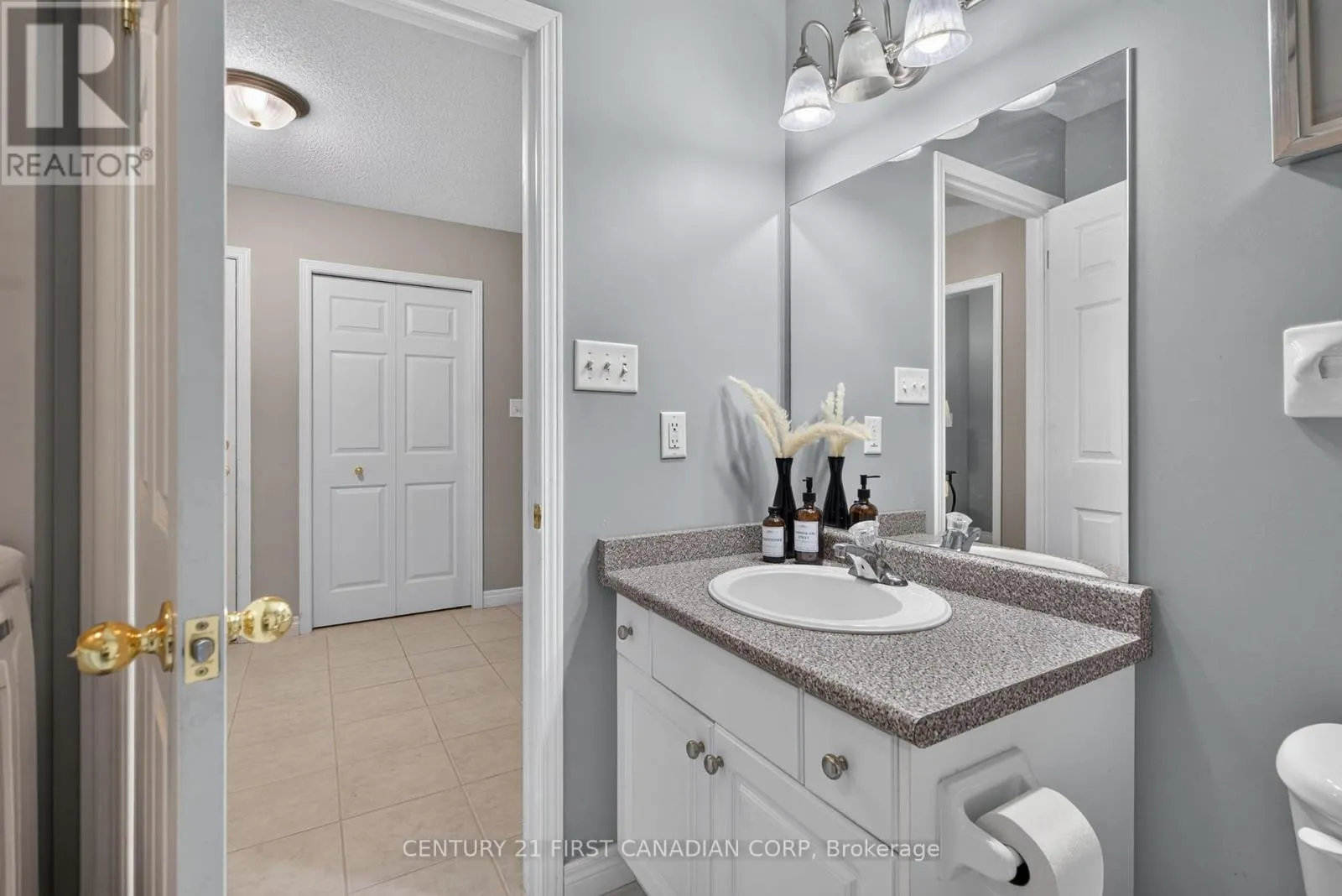 22 - 87 DONKER DRIVE #22