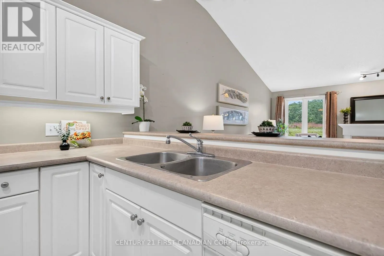 22 - 87 DONKER DRIVE #22
