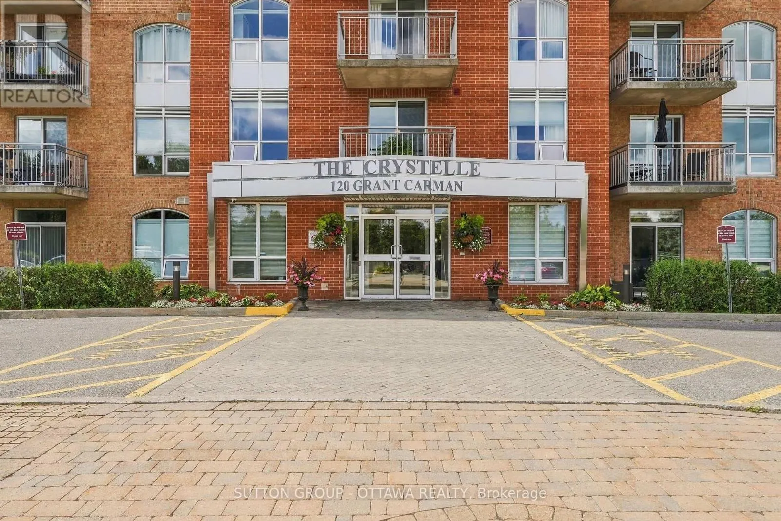 802 - 120 GRANT CARMAN DRIVE