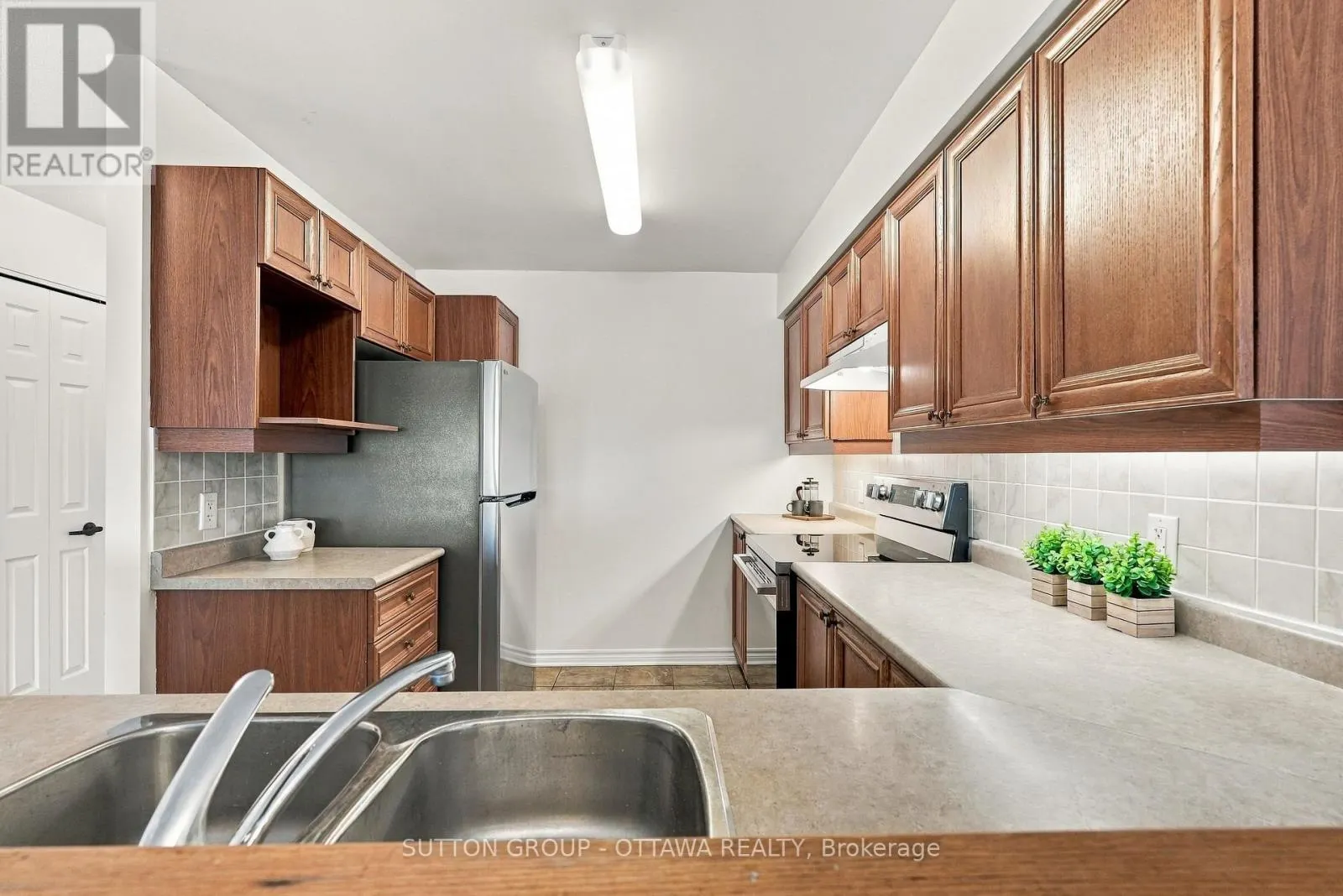 802 - 120 GRANT CARMAN DRIVE