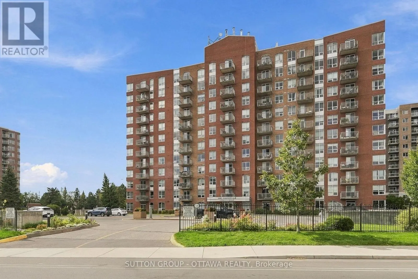 802 - 120 GRANT CARMAN DRIVE