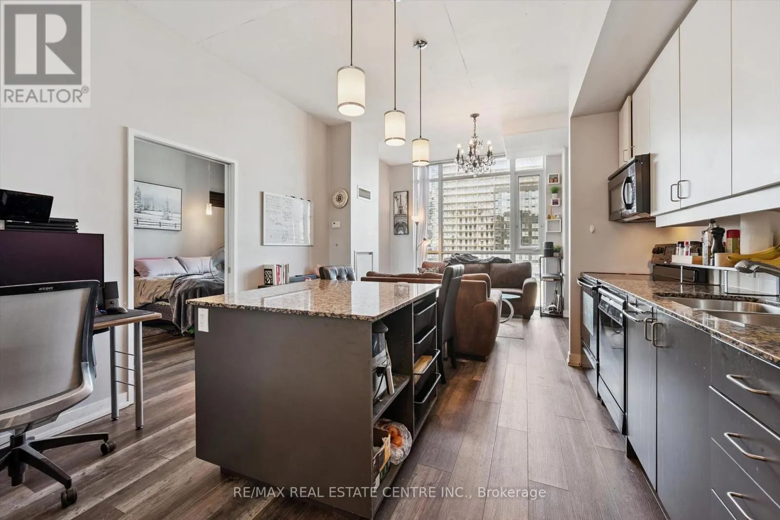 802 - 191 KING STREET S