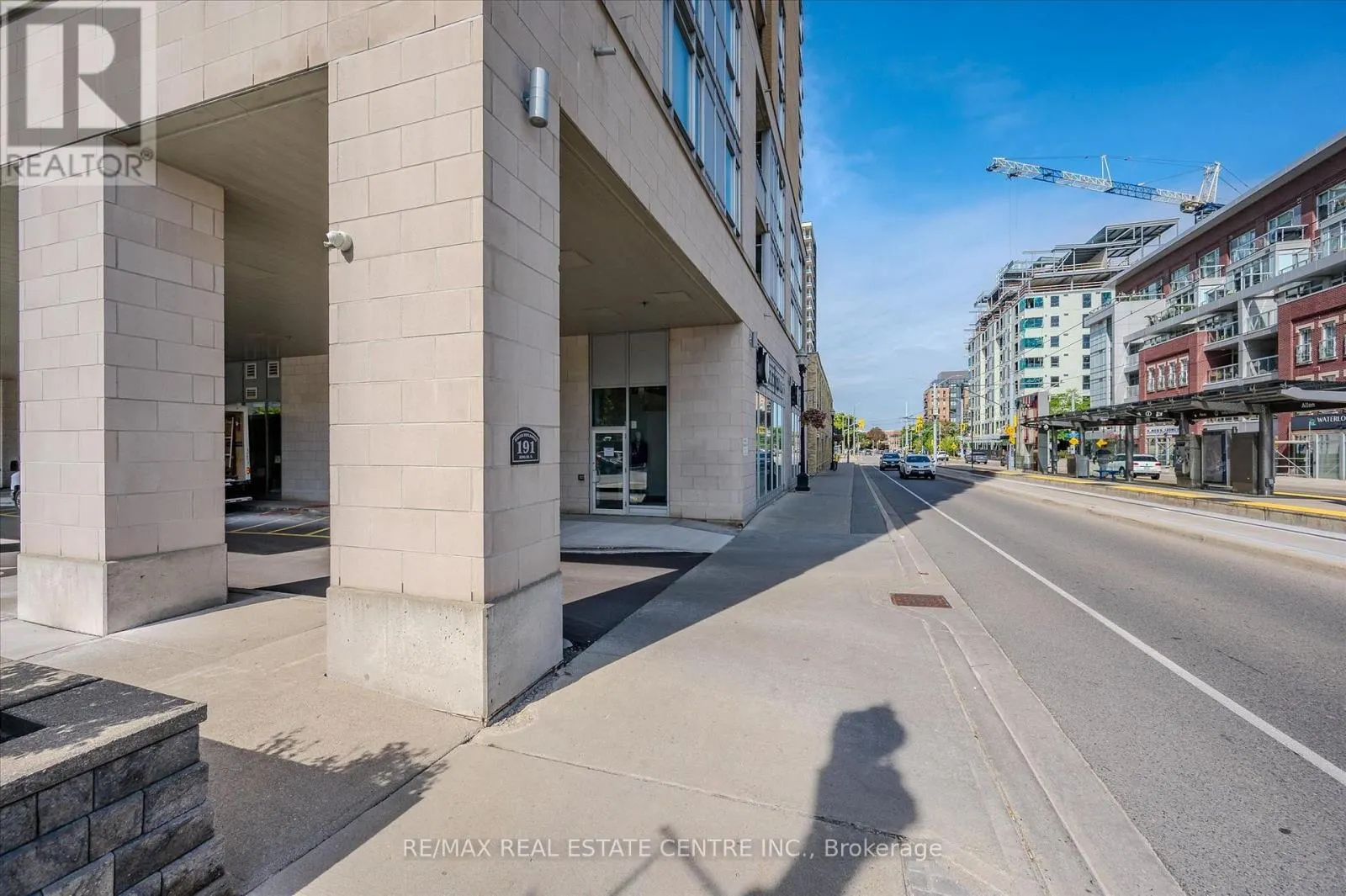 802 - 191 KING STREET S