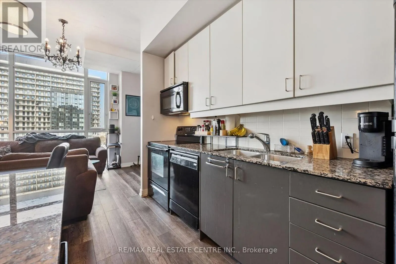 802 - 191 KING STREET S