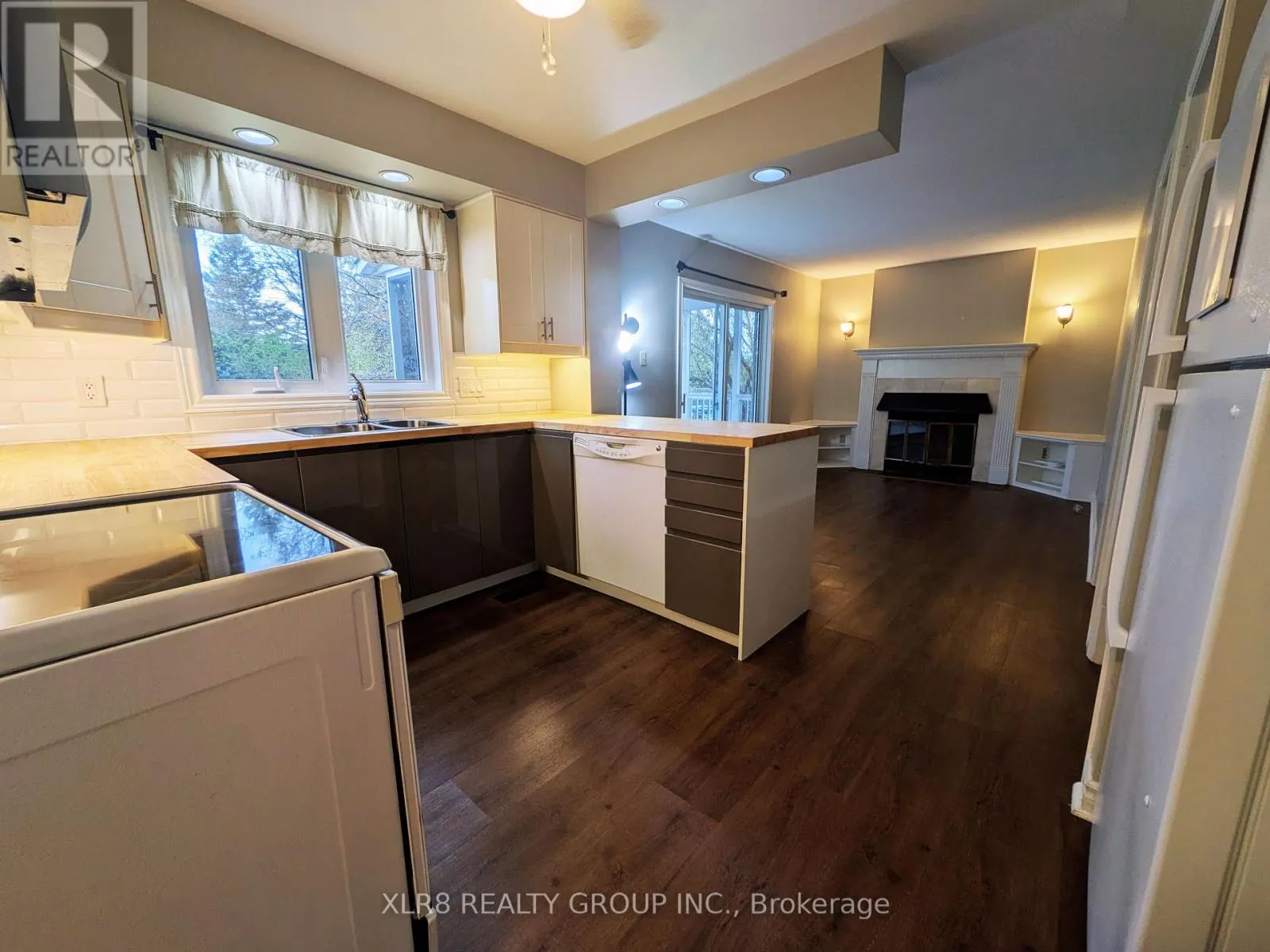 12 JOHN SIDNEY CRESCENT