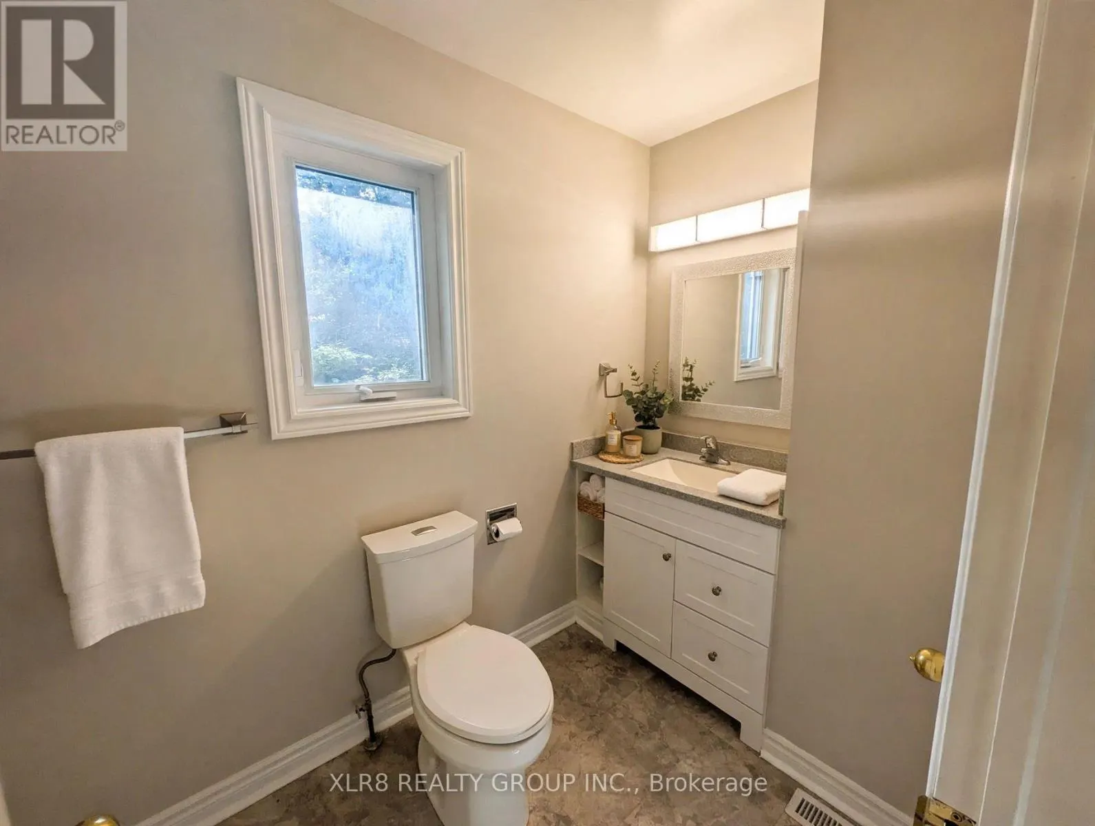 12 JOHN SIDNEY CRESCENT