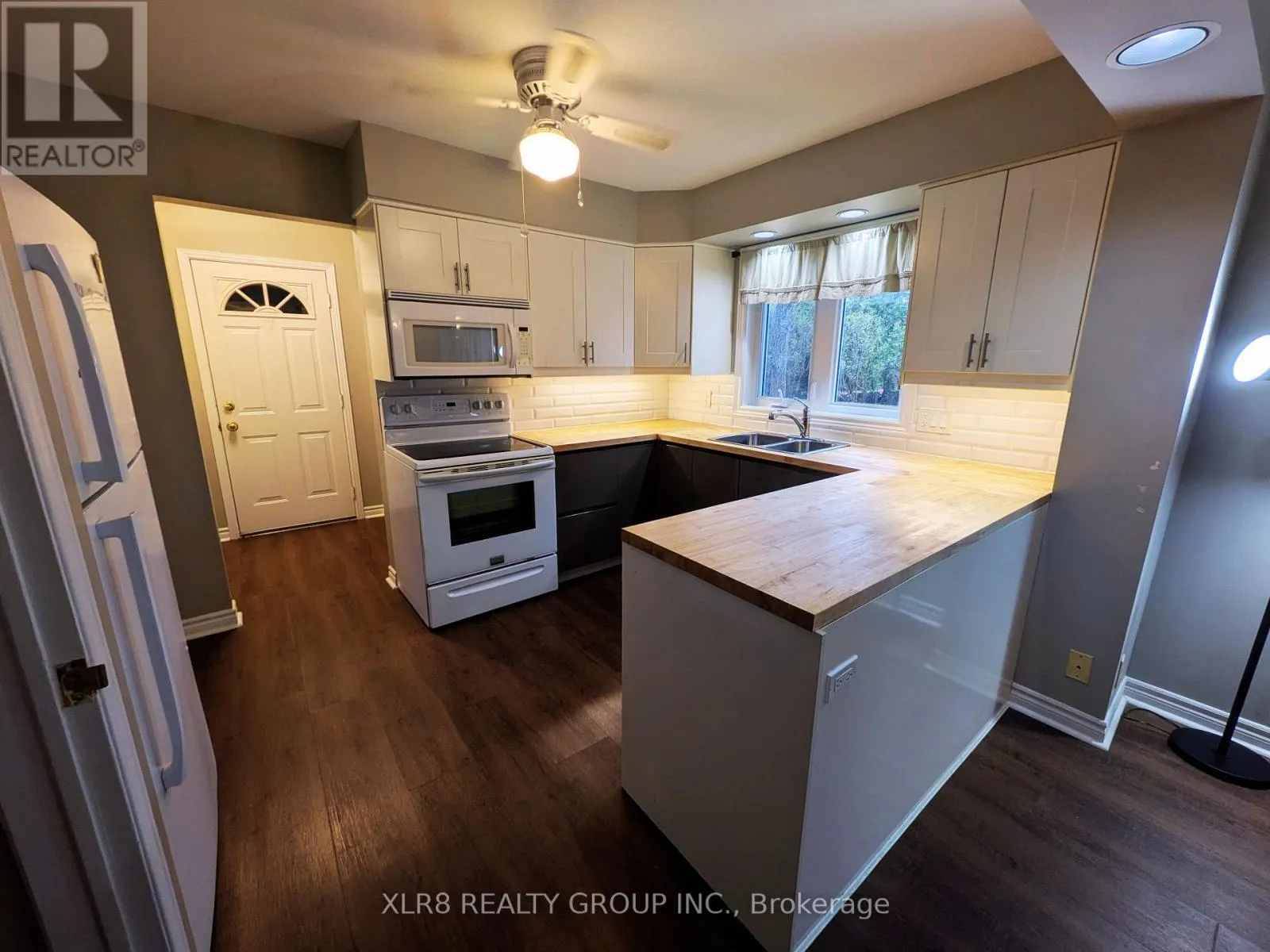 12 JOHN SIDNEY CRESCENT