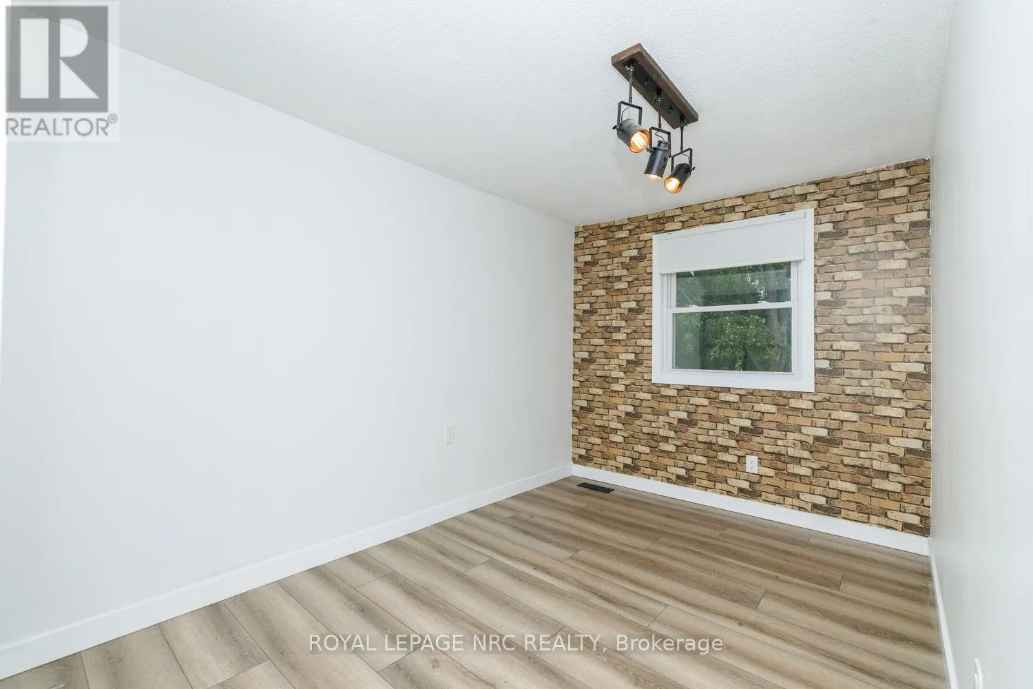 46 GRAYSTONE CRESCENT