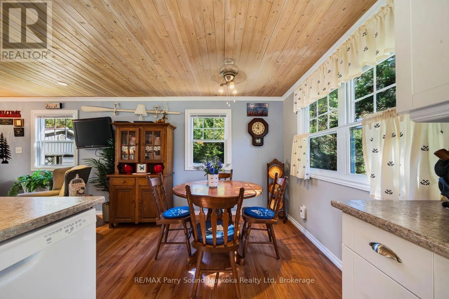 2 ROBINS NEST LANE