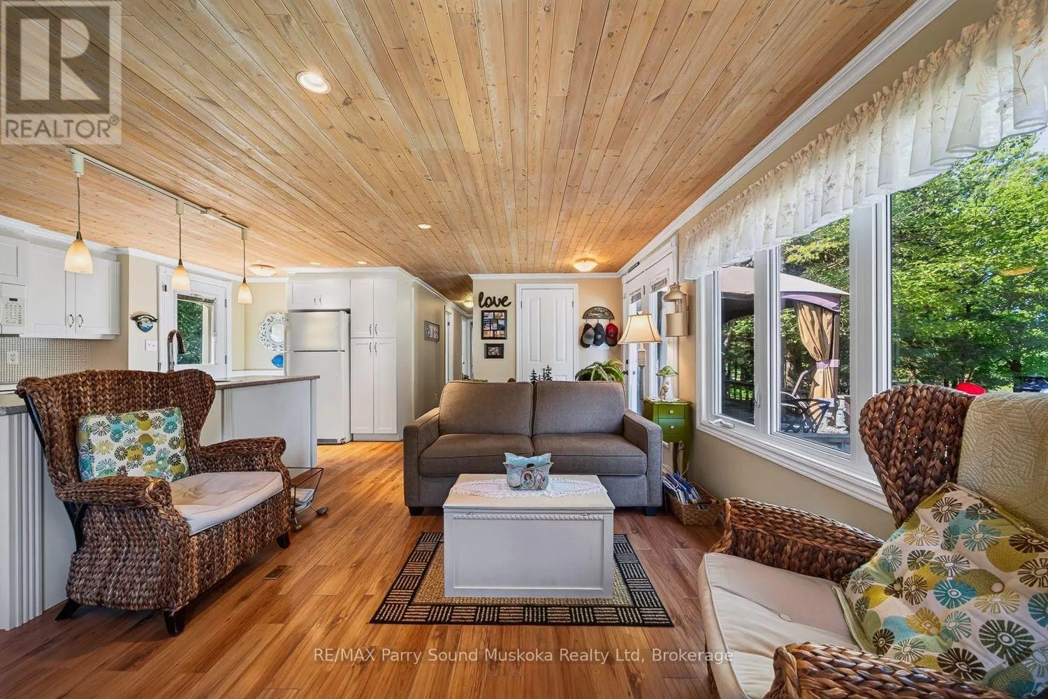 2 ROBINS NEST LANE
