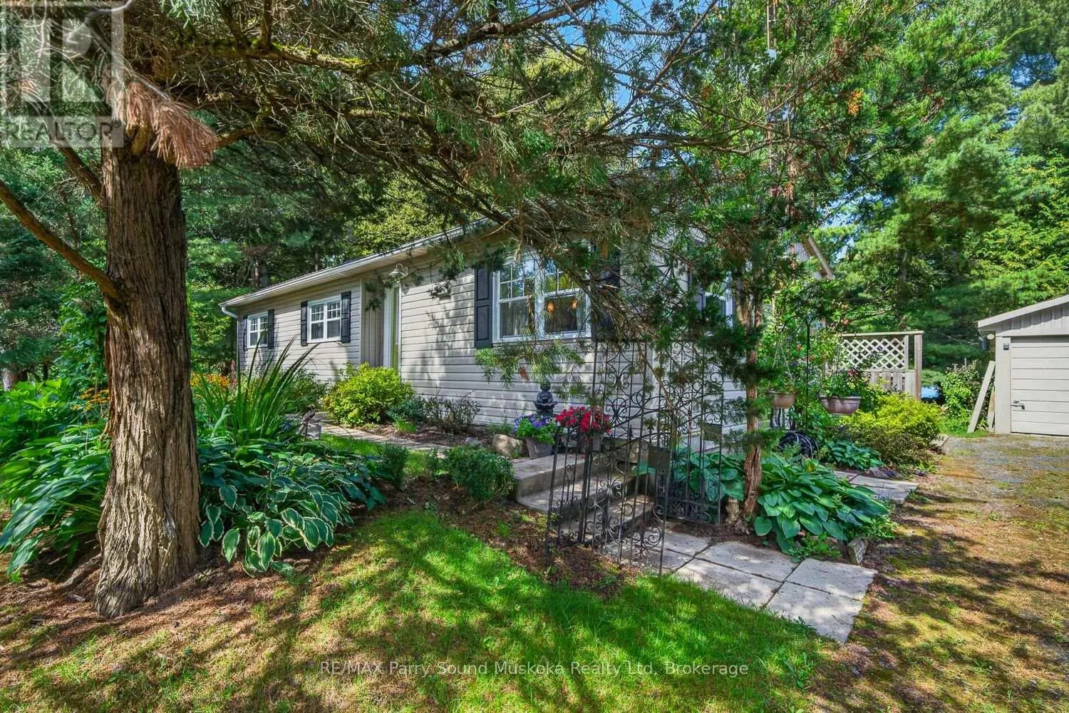 2 ROBINS NEST LANE
