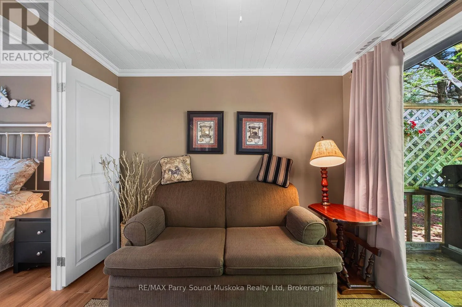 2 ROBINS NEST LANE