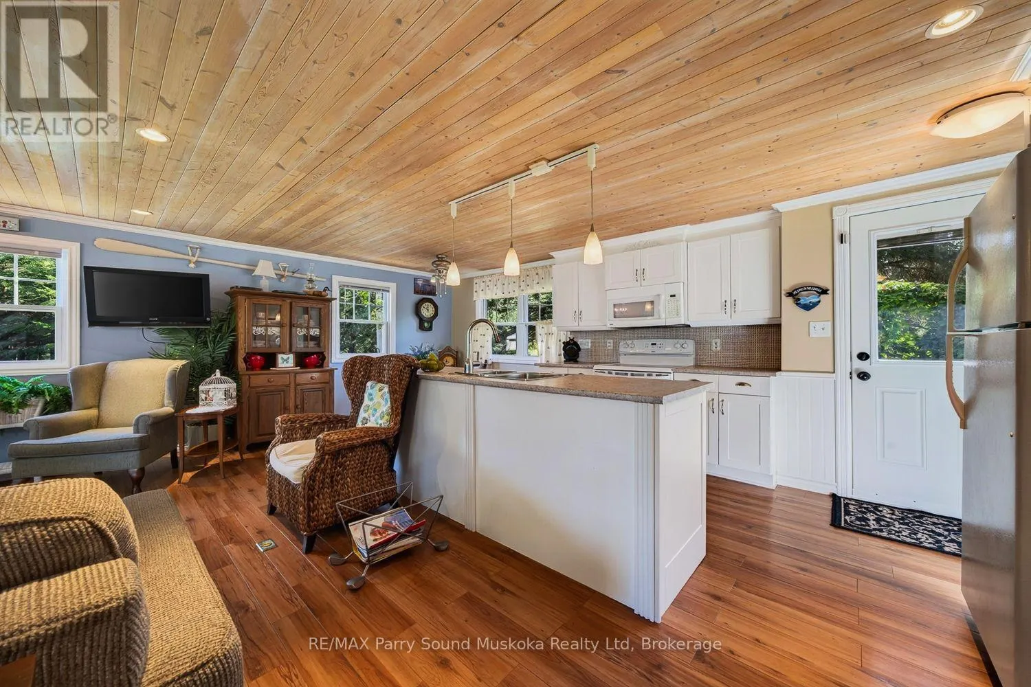 2 ROBINS NEST LANE