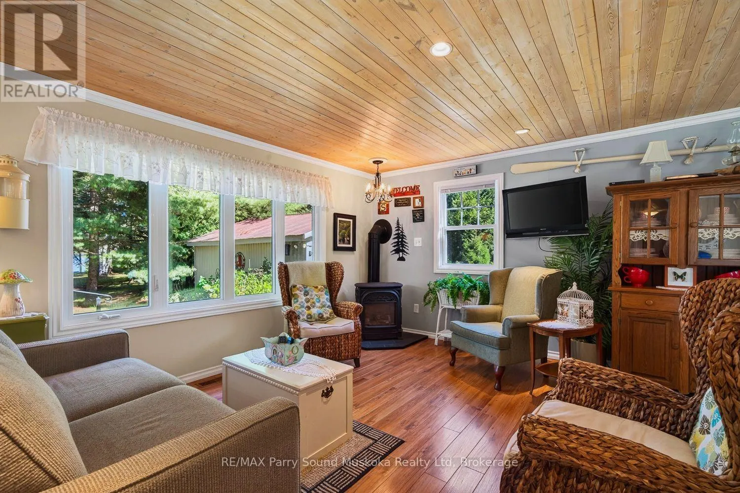 2 ROBINS NEST LANE