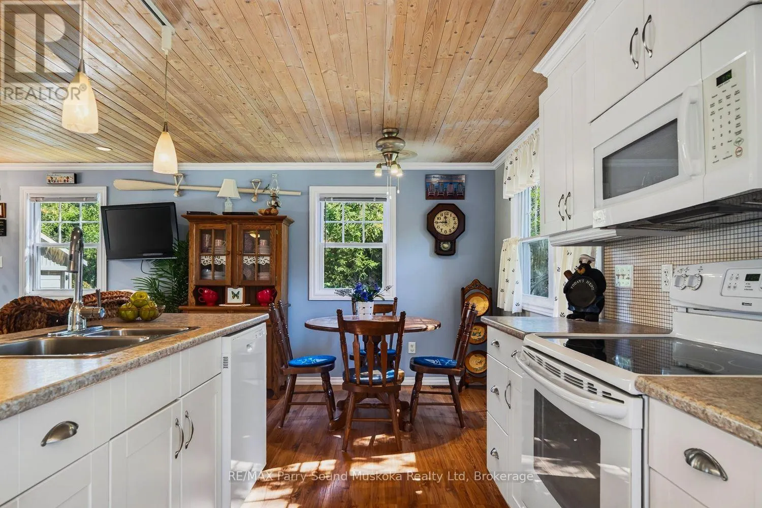 2 ROBINS NEST LANE