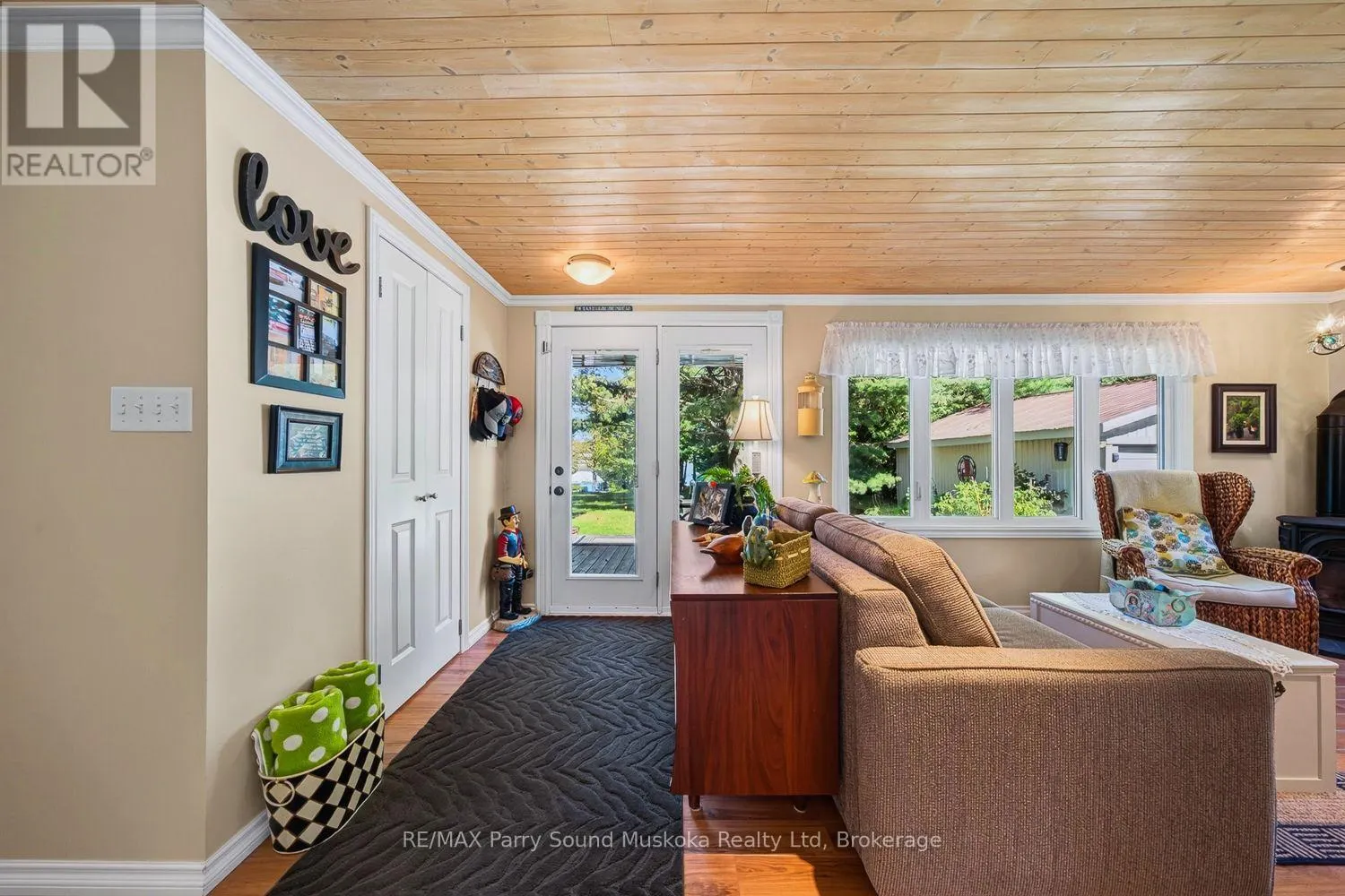 2 ROBINS NEST LANE