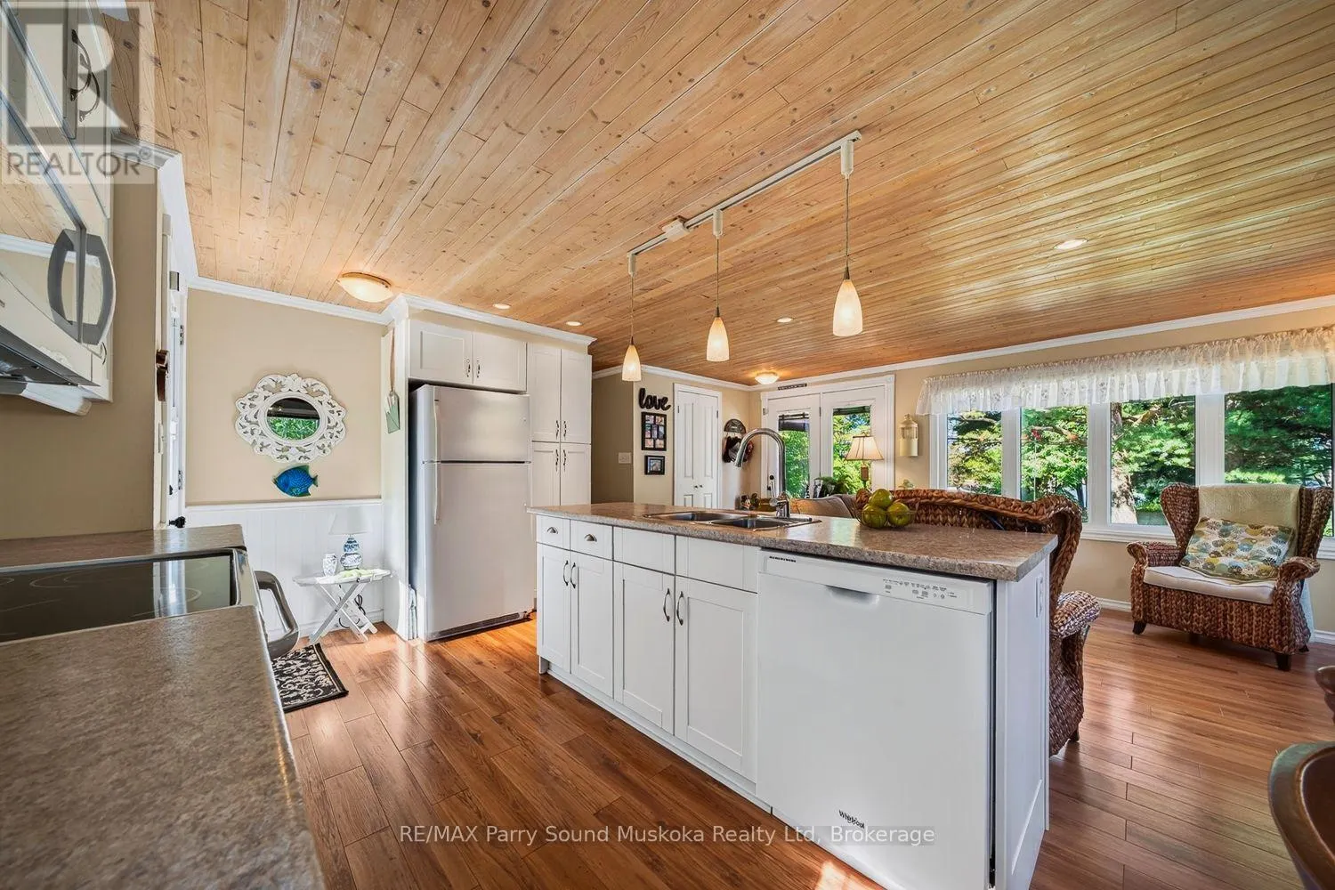 2 ROBINS NEST LANE