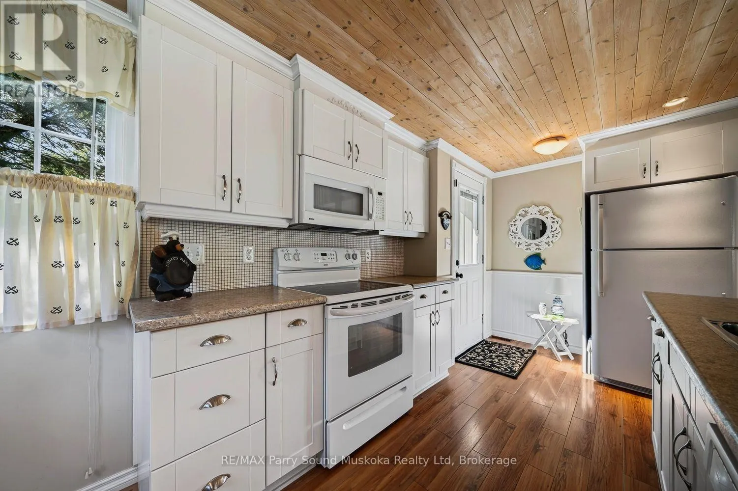 2 ROBINS NEST LANE
