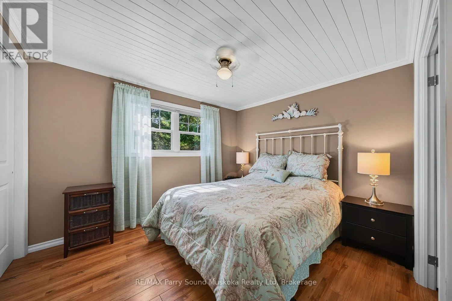 2 ROBINS NEST LANE