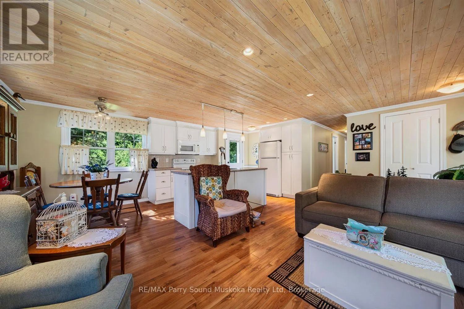 2 ROBINS NEST LANE