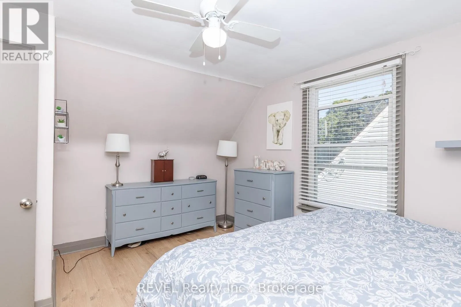 5608 GLAMIS CRESCENT