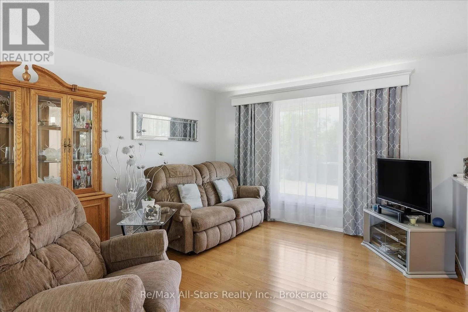 10 EMILY STREET N