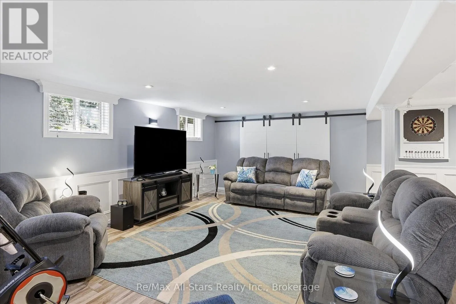 10 EMILY STREET N