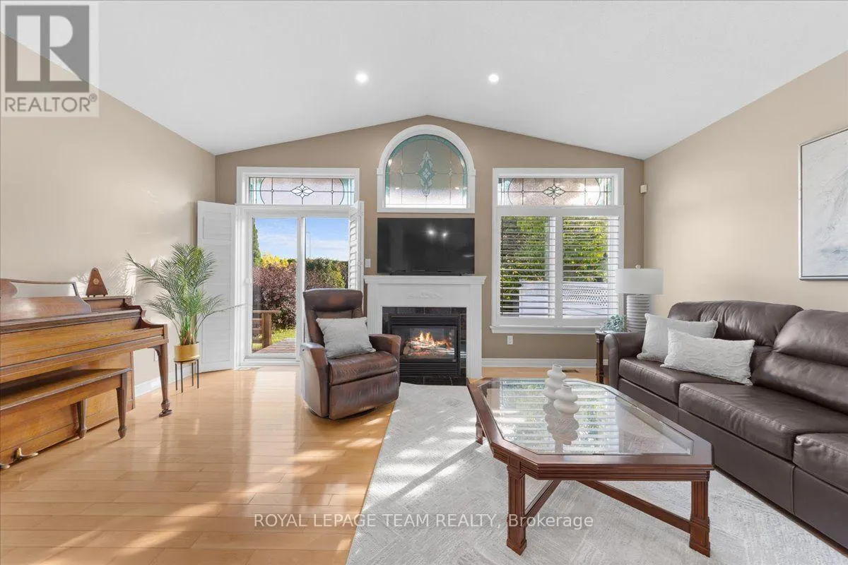 6 AMBERLAKES DRIVE