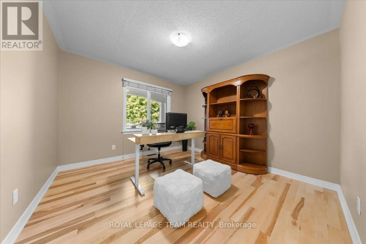 6 AMBERLAKES DRIVE