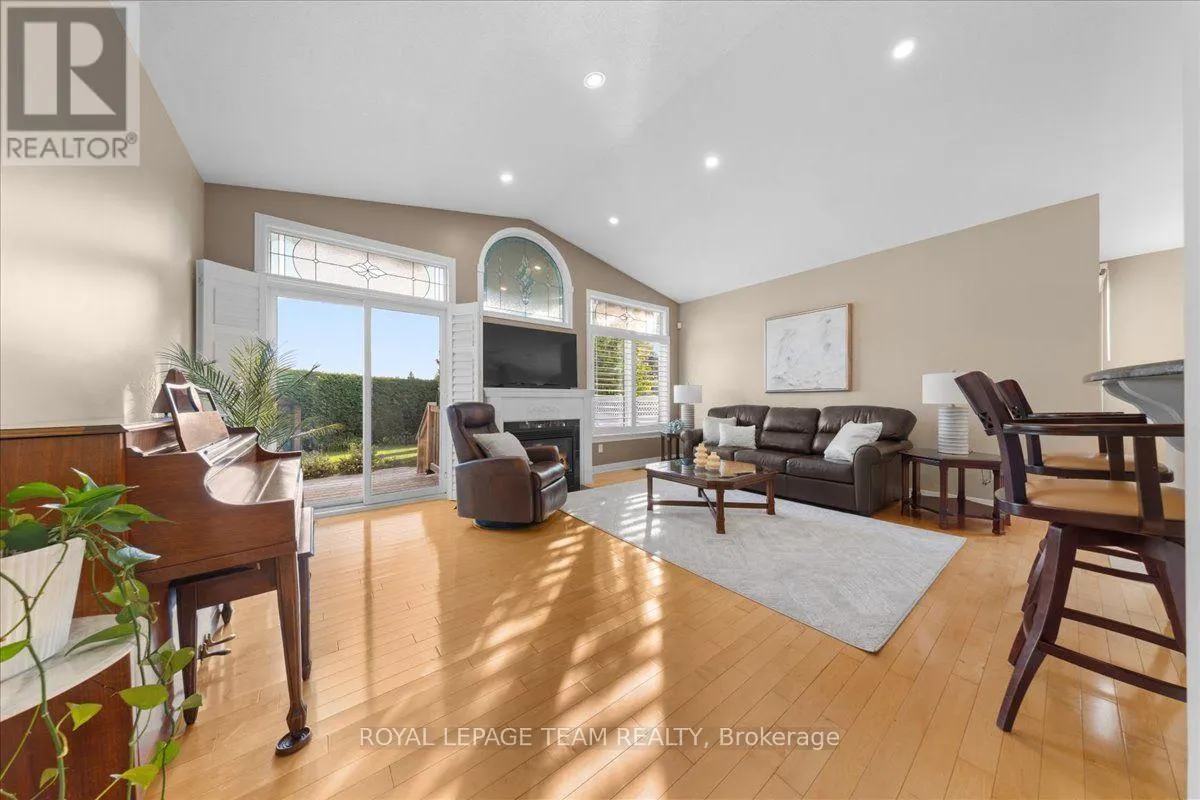 6 AMBERLAKES DRIVE
