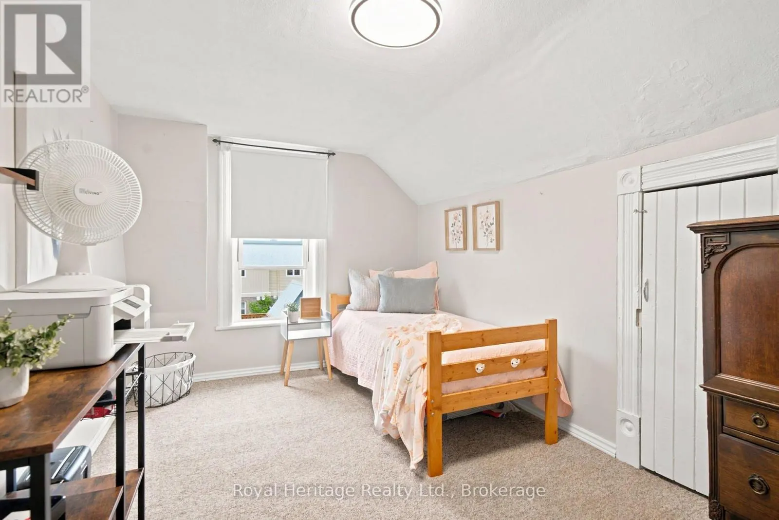 61 LINDSAY STREET N