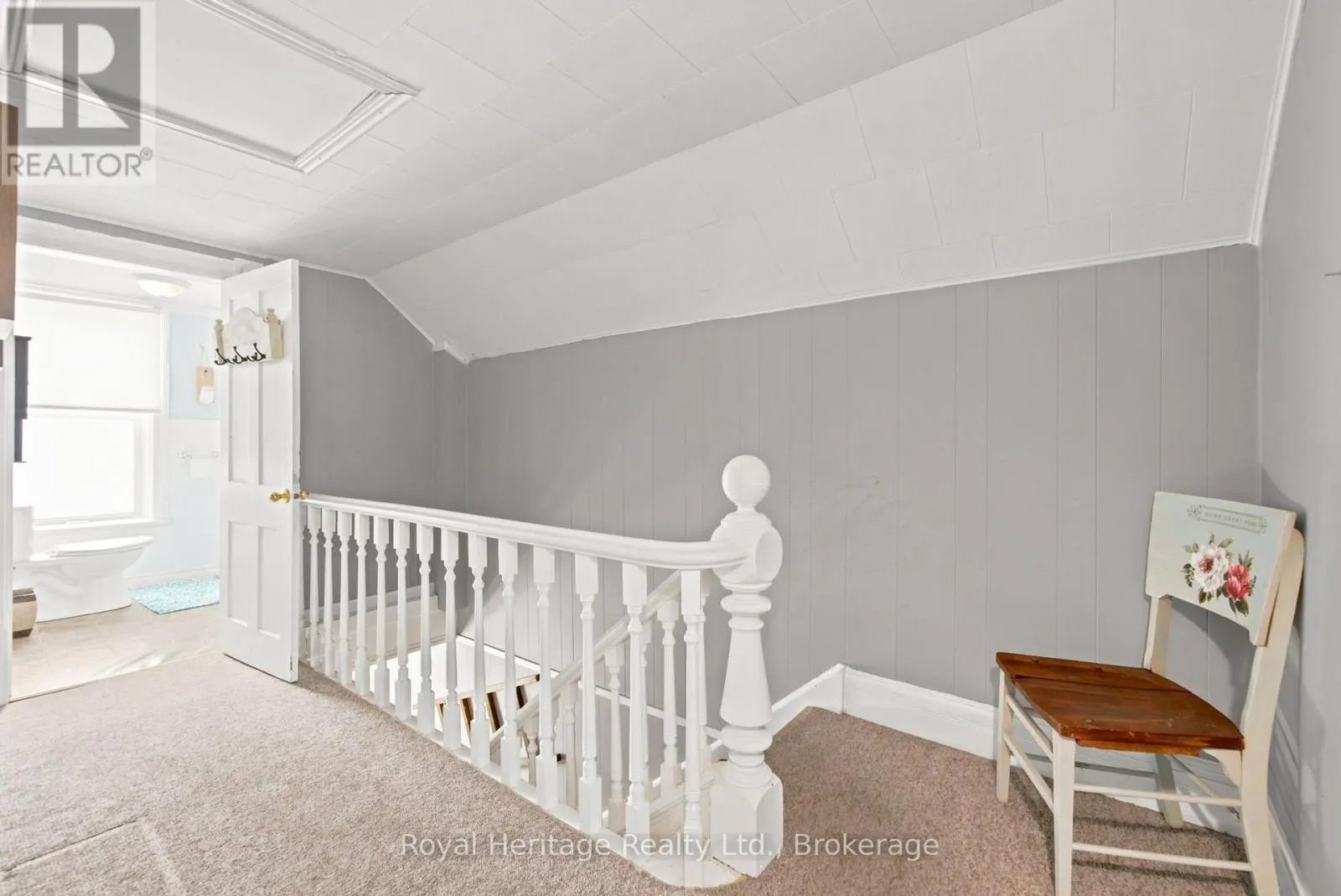 61 LINDSAY STREET N
