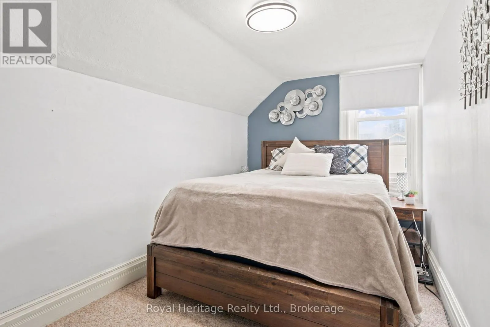 61 LINDSAY STREET N