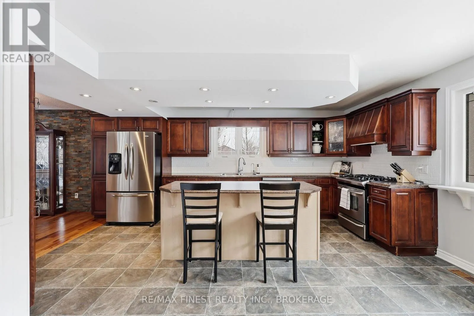2518 RIDEAU FERRY ROAD