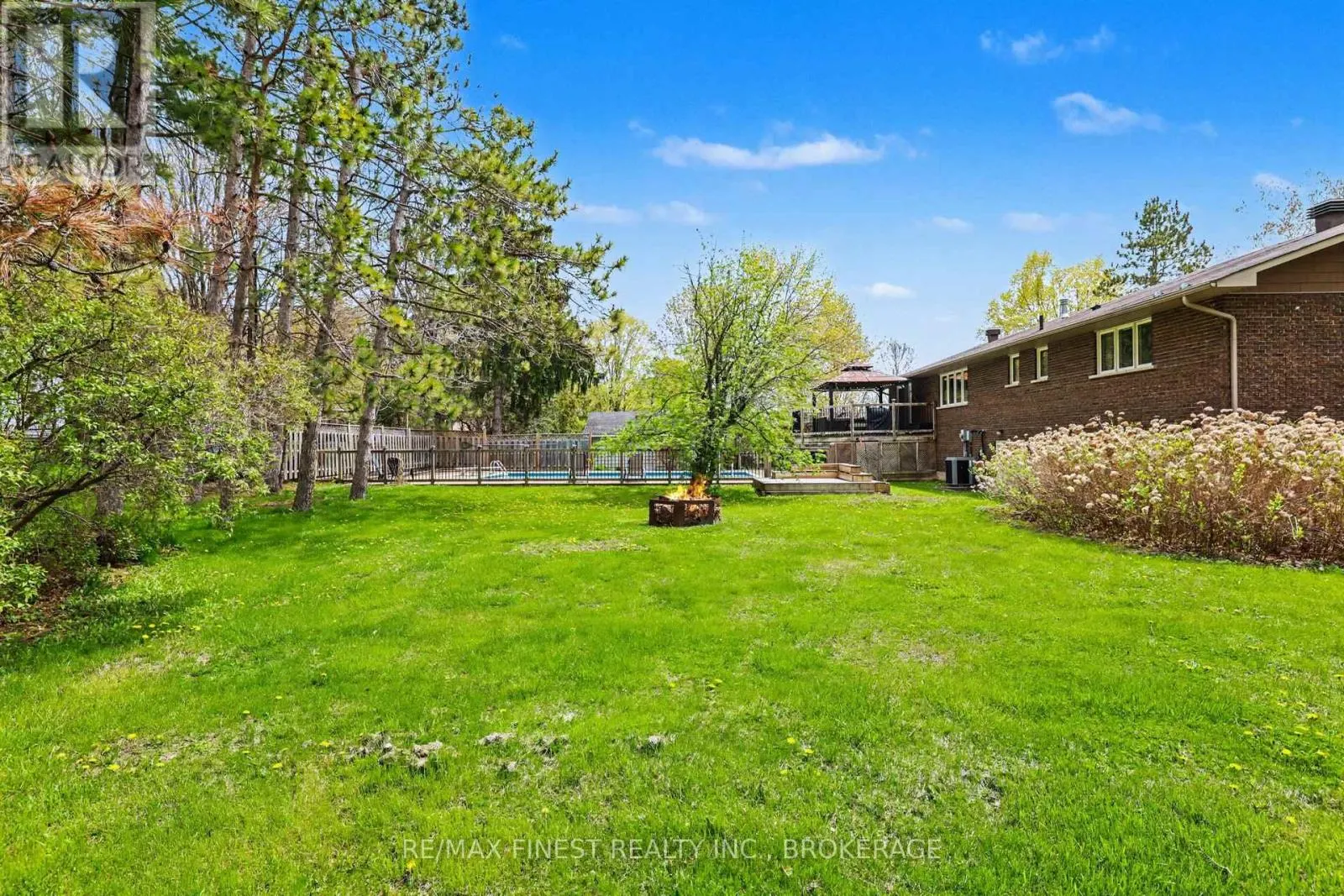 2518 RIDEAU FERRY ROAD