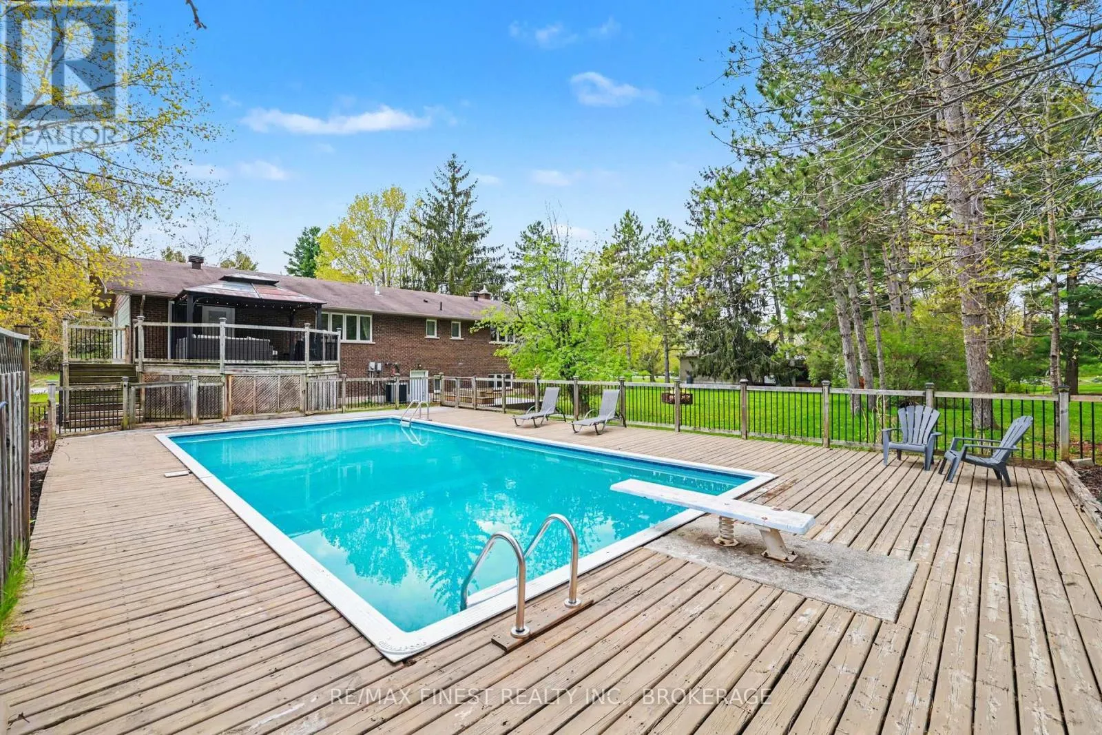 2518 RIDEAU FERRY ROAD
