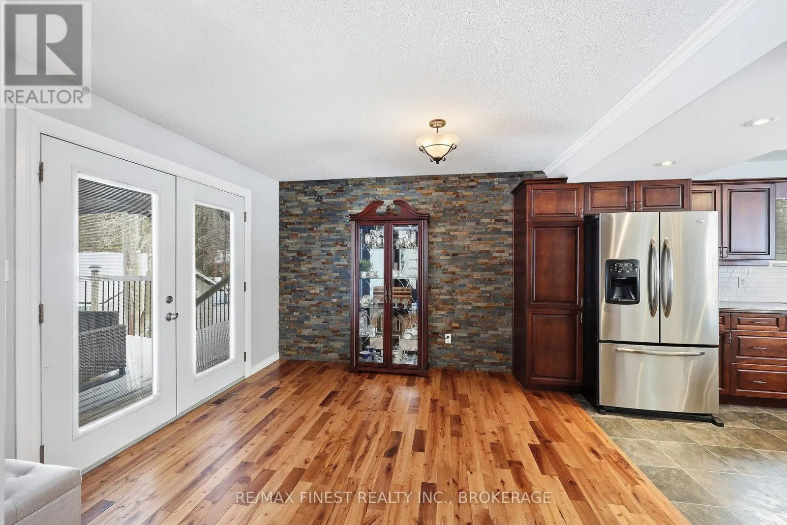 2518 RIDEAU FERRY ROAD