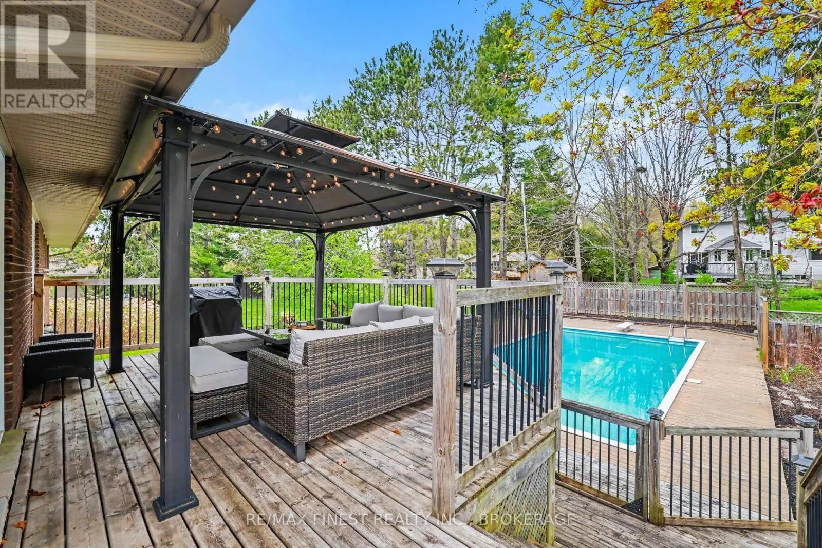 2518 RIDEAU FERRY ROAD