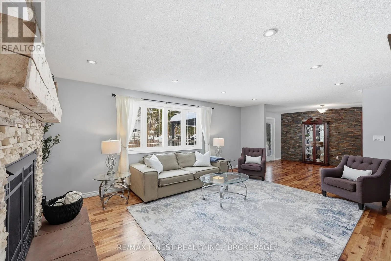 2518 RIDEAU FERRY ROAD
