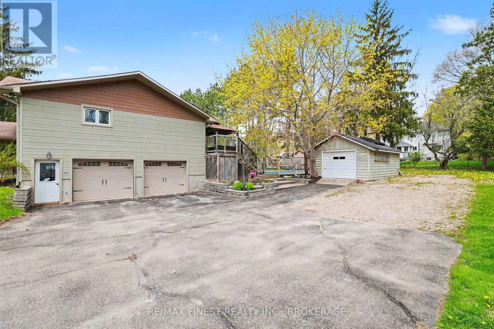 2518 RIDEAU FERRY ROAD
