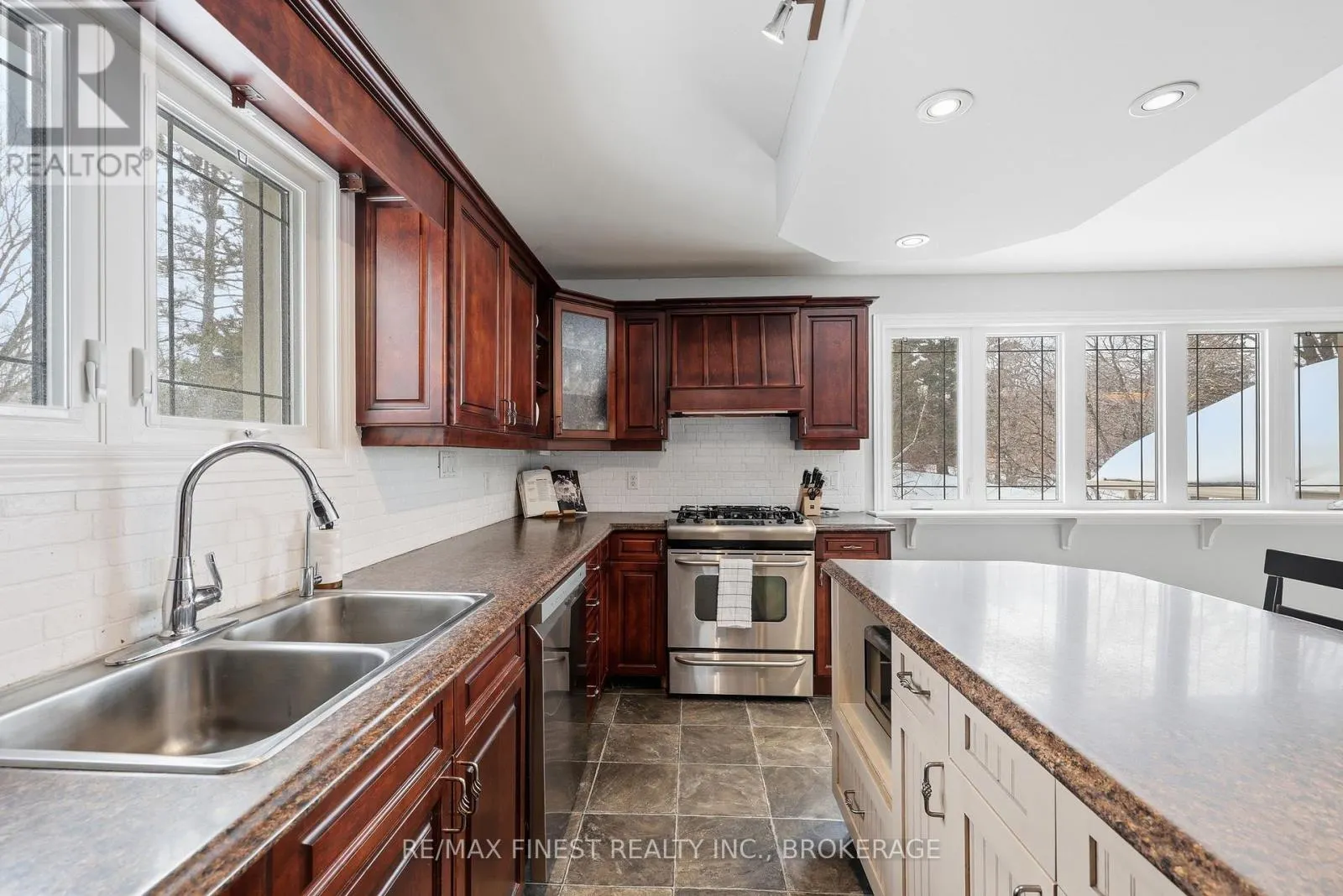 2518 RIDEAU FERRY ROAD