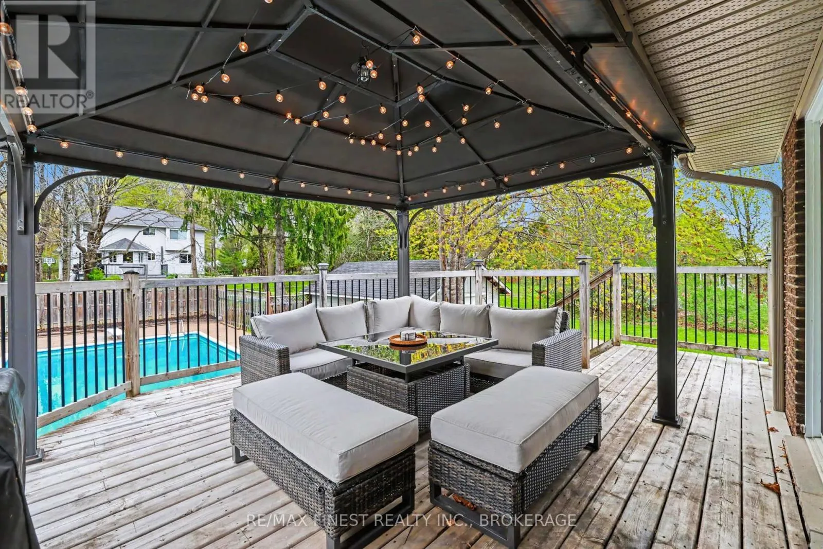 2518 RIDEAU FERRY ROAD