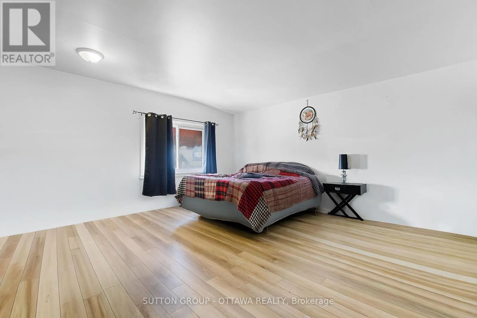 669-671 MAIN STREET E