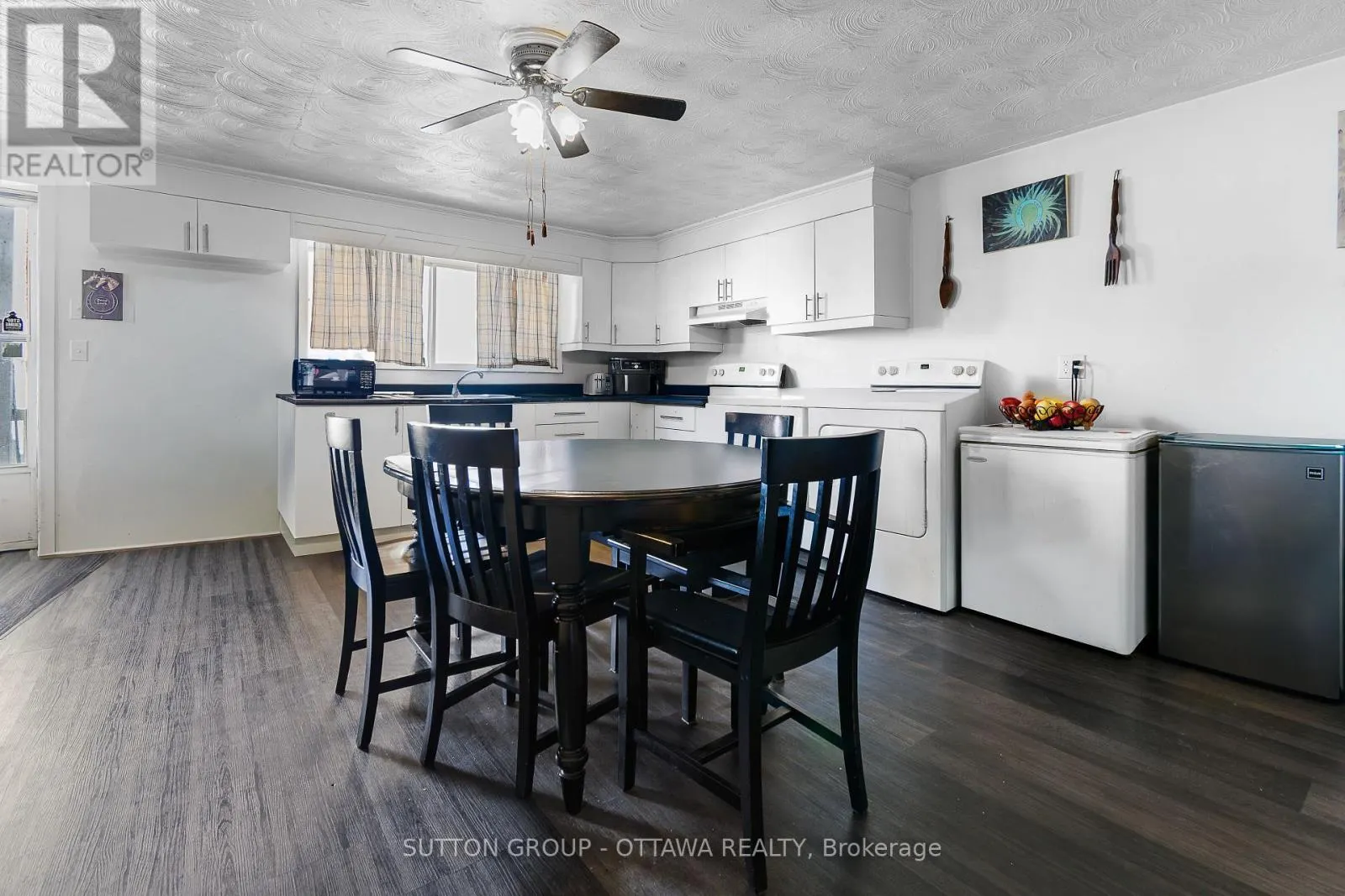 669-671 MAIN STREET E