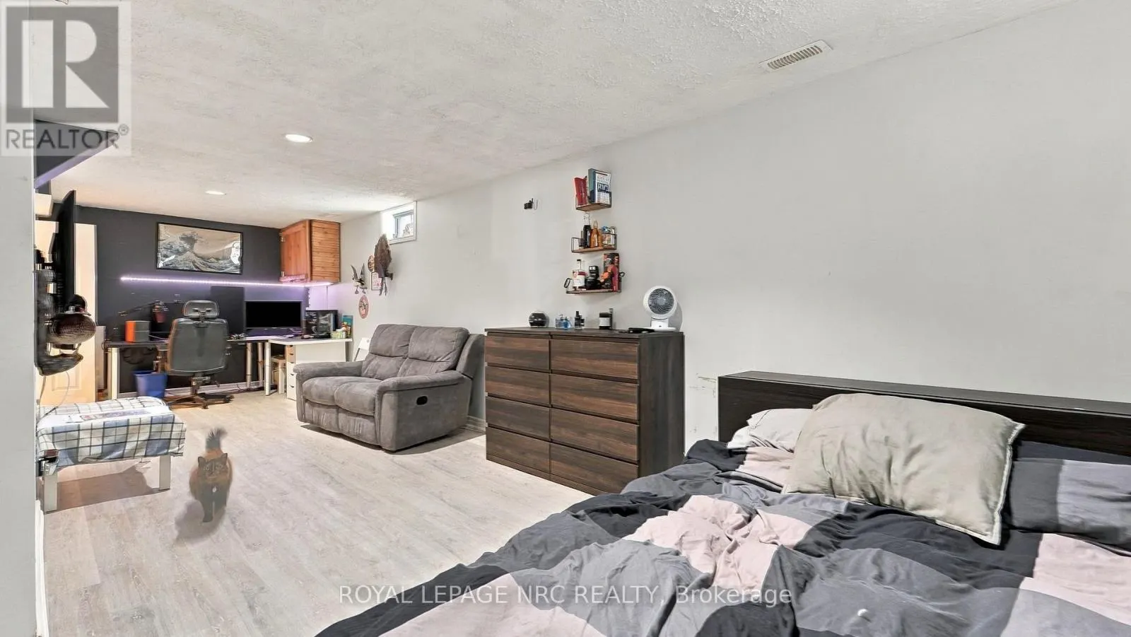 32 POPLAR CRESCENT