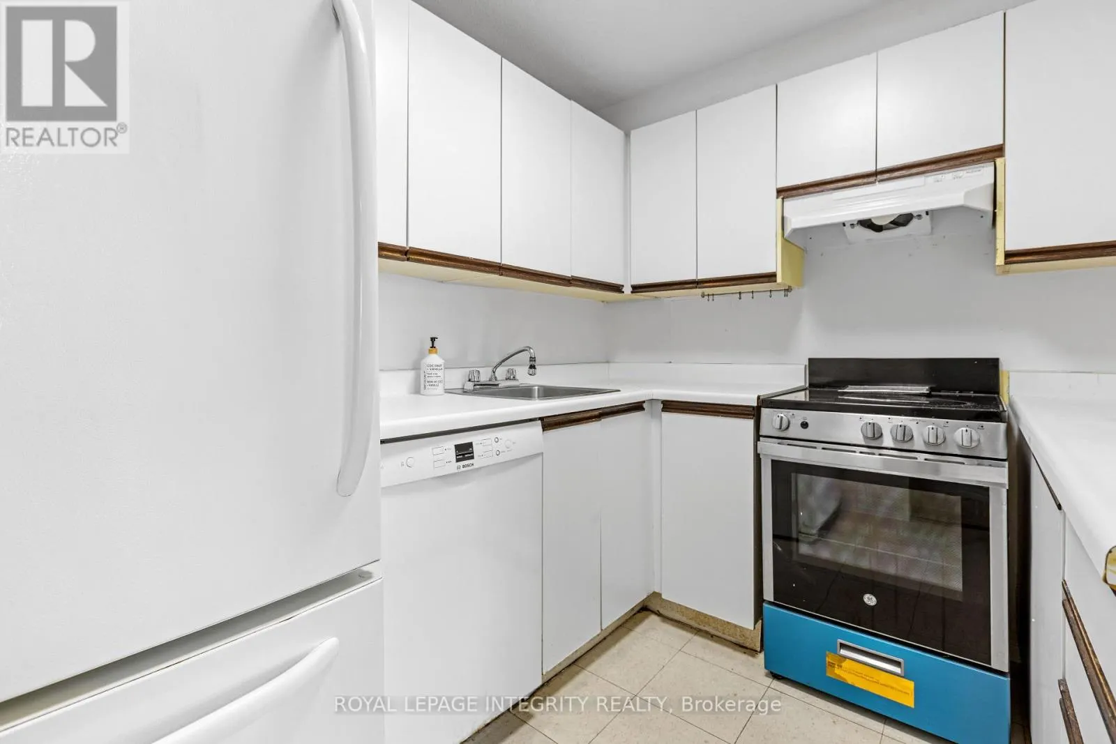 2001 - 475 LAURIER AVENUE W
