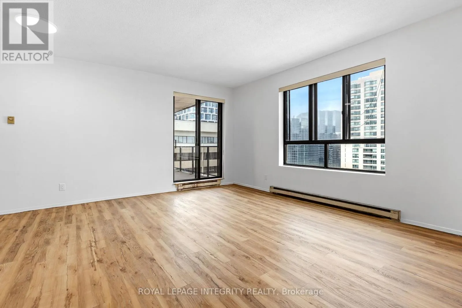 2001 - 475 LAURIER AVENUE W